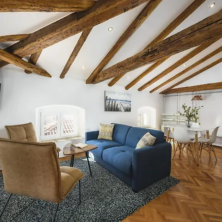 Cozy For Smaller Groups Apartment