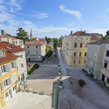 Cozy For Smaller Groups Apartment Poreč